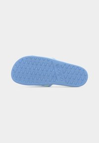 Μπλε σόλα σανδαλιού Adidas με υφή αντιολισθητικού μοτίβου και ανάγλυφο λογότυπο Adidas στη βάση, πάνω σε απλό φόντο.