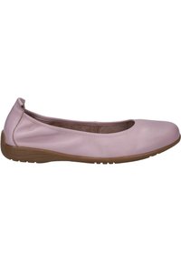 Jasnoróżowe skórzane baleriny z zaokrąglonym noskiem, teksturowanym boku oraz kontrastującą, tanową gumową podeszwą. Gładkie wykończenie, minimalne detale.