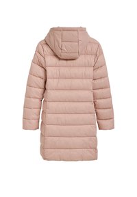 Różowy, ocieplany płaszcz z kapturem, z poziomym wzorem pikowania, o długości do połowy ud i miękkim, teksturowanym materiale. Brak widocznych zapięć.