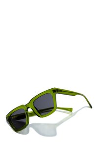 Ochelari de soare din plastic verde transparent, cu rame unghiulare, lentile gri închise și brațe drepte. Prezintă branding pe partea interioară a templelor.
