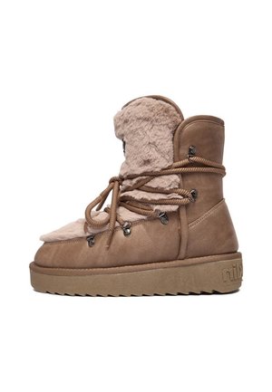 Bota de invierno de ante marrón con suela gruesa, forro de felpa y cordones cruzados sujetos por ojales metálicos sobre fondo blanco.