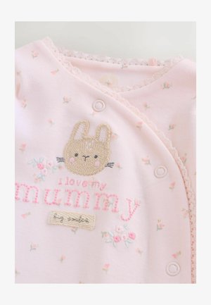 Tricou roz din bumbac pentru bebeluși cu capse, având brodat un iepuraș și textul „Îmi iubesc mami”, împodobit cu modele florale și dantelă la margine.