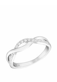 Srebrny pierścionek z plecionym wzorem, ozdobiony przezroczystymi kamieniami szlachetnymi z jednej strony; gładka, wypolerowana faktura i zaokrąglone krawędzie.
