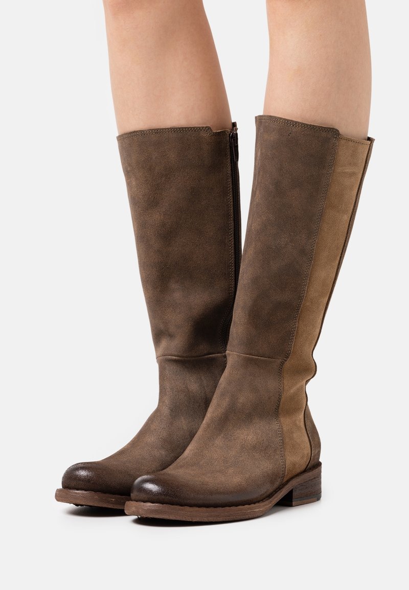 Botas altas de ante marrón con cremallera lateral, paneles más claros en contraste, puntera redondeada y tacón bajo apilado de madera.