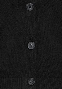 Schwarze Strickjacke mit fünf schwarzen Knöpfen auf der Vorderseite. Die Textur ist weich und gerippt und verfügt über eine klassische Silhouette.