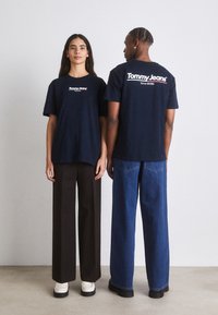 Tommy Jeans FLAG TEE UNISEX - Triko s potiskem - dark night navy