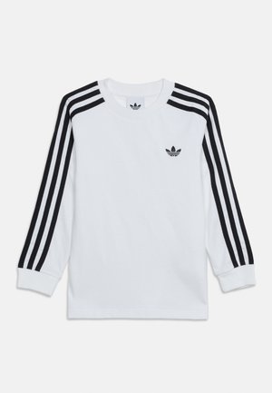 Weißes Adidas Langarmshirt mit schwarzen drei Streifen an den Ärmeln und kleinem schwarzem Adidas-Trefoil-Logo auf der linken Brust.