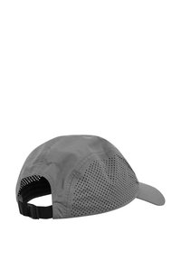 Szara czapka z pełnym przednim panelem i perforowanymi bokami dla wentylacji. Posiada regulowany pasek z tyłu oraz zakrzywiony daszek.