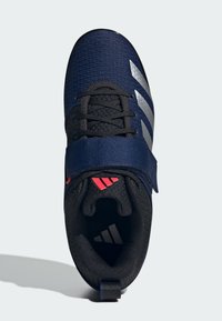 Námořnická sportovní obuv s černými akcenty, síťovaným svrškem a šedými pruhy. Obsahuje suchý zip a červené logo na patě a jazyku.