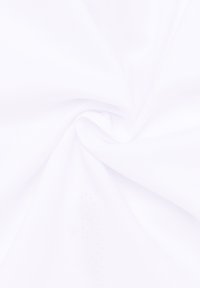 Tessuto bianco con una texture liscia, caratterizzato da un sottile motivo a griglia, piegato e attorcigliato al centro, che mostra una leggera traslucidità.