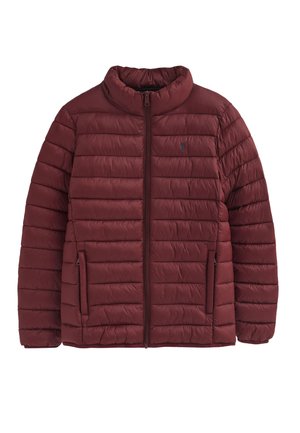 Chaqueta acolchada burdeos con cremallera frontal, cuello corto y diseño de acolchado horizontal. Presenta dos bolsillos laterales y un pequeño emblema en el pecho.