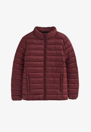 Bordeaux puffer jack met een ritssluiting aan de voorkant, korte kraag en horizontaal geborduurd ontwerp. Bevat twee zijzakken en een klein embleem op de borst.