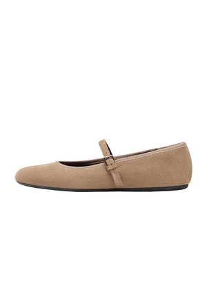 Chaussure Mary Jane plate en daim marron avec une fine bride et une petite boucle sur fond blanc.