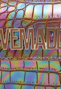 Borsa iridescente e testurizzata con un motivo a coccodrillo. Presenta la scritta audace "LAVEMADD" ben in vista in un colore a contrasto.