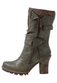 Botín de tacón alto verde elegante con doble cremallera, correas decorativas y tela marrón texturizada en la parte superior. Ideal para atuendos casuales o elegantes.