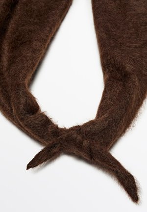 Sciarpa marrone, morbida e pelosa, con una texture delicata, caratterizzata da un design attorcigliato alle estremità. Il materiale sembra spesso e caldo.