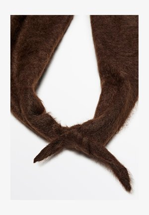 Bruine, fuzzy sjaal met een zachte textuur, met een gedraaide vorm aan de uiteinden. Het materiaal lijkt dik en warm te zijn.