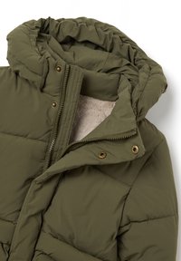 Chaqueta acolchada verde oliva con capucha; cuenta con cierre de cremallera y a presión, forro beige suave y textura acolchada.