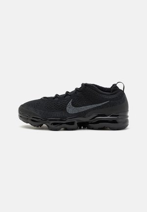 Chaussure de running Nike noire avec tige en maille, logo Swoosh gris réfléchissant et semelle épaisse amortissante, vue de côté sur fond blanc.