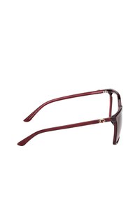 Burgundské sluneční brýle s obdélníkovým rámem, tmavými skly a zlatými akcenty. Tenké, štíhlé nožičky se směrem ke koncům zužují.