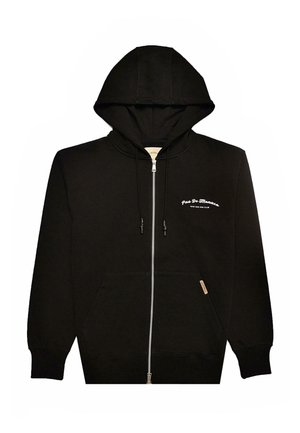 Sudadera con cremallera negra hecha de tela suave, con un bolsillo tipo canguro, capucha con cordón y texto de logo blanco en el pecho.