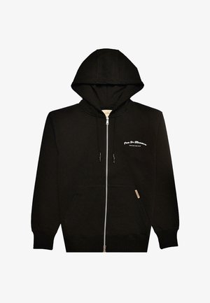 Schwarze Zip-Hoodie aus weichem Stoff, mit einer Kängurutasche, Kapuze mit Kordelzug und weißem Logotext auf der Brust.