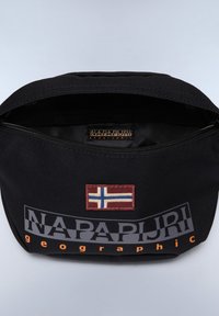 Mustapussi, jossa on vetoketju, Norjan lipun merkki ja "NAPAPURI geographic" painettuna harmaalla ja oranssilla. Rikkaita pintoja.