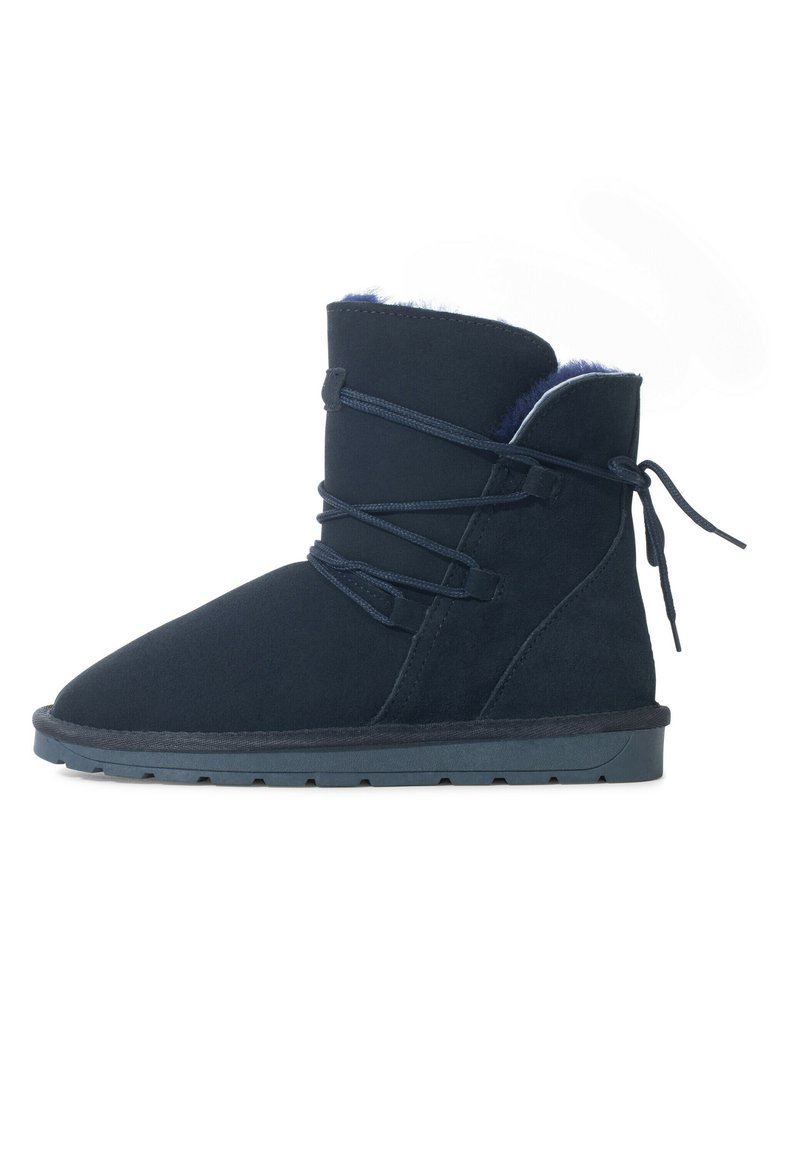 Stivaletti alla caviglia in camoscio blu navy con punta arrotondata, design con lacci e rivestimento in pelliccia sintetica. Presentano suola in gomma testurizzata per una buona aderenza.