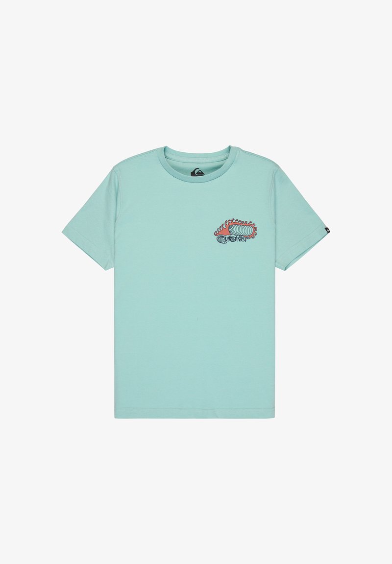T-shirt bleu clair à manches courtes avec un petit logo coloré en forme de vague et de spirale sur le côté gauche de la poitrine.