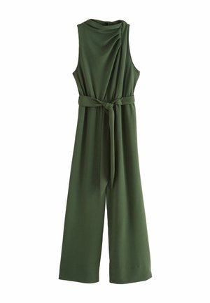Ärmelloser dunkelgrüner Jumpsuit mit weitem Bein, gerafftem Stoff an einer Schulter und einem gebundenen Gürtel in der Taille.