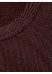 Close-up van de kraag van een donkerbruine geribde sweatshirt, met zichtbare breistructuur en zachte fleecevoering aan de binnenkant.