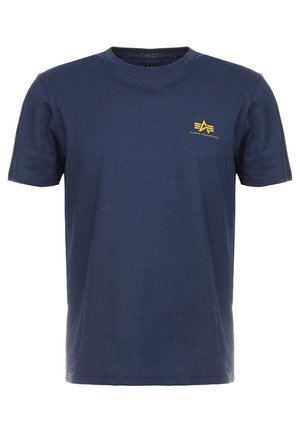 Navyblaue Baumwoll-T-Shirt mit kurzen Ärmeln, Rundhalsausschnitt und einem kleinen gelben Logo auf der Brust. Glatte Textur, klassische Passform.