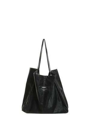 Bolso tote de cuero negro con asas largas y delgadas y una etiqueta rectangular cosida en el centro delantero.