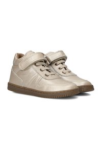 Metalen gouden leren sneakers met een textuur oppervlak, veters en klittenbandsluiting, rubberen zool en contrasterende bruine accenten.