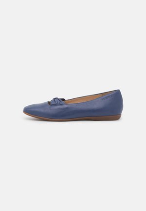 Chaussure plate en cuir bleu avec un bout arrondi, un petit talon et un petit nœud torsadé sur le dessus.