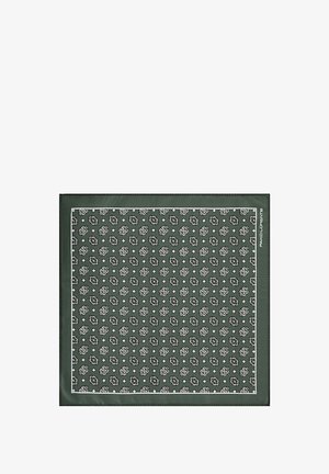 Zielony szalik w wzór złożony z misternych kwiatowych motywów w bieli i czerni, z kontrastującą białą ramką i gładką fakturą materiału.