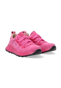 Rosa Wildlederschuhe mit strukturierten Obermaterialien, auffälligen Schnürsenkeln und einer dicken schwarzen Gummisohle mit kleinen Ausschnitten für besseren Halt.