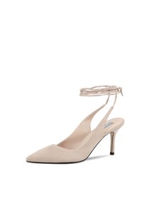 Scarpa beige in suede con tacco alto, punta affilata, apertura posteriore e sottile cinghia alla caviglia, dotata di un tacco di 10 cm e una fodera interna liscia.