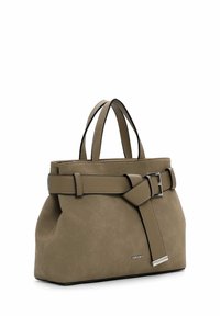 Graue Wildledertasche mit einer strukturierten Form, die über ein Gurt-Detail, eine Metall-Schnalle und zwei obere Griffe verfügt. Auffälliges Logo an der Basis.