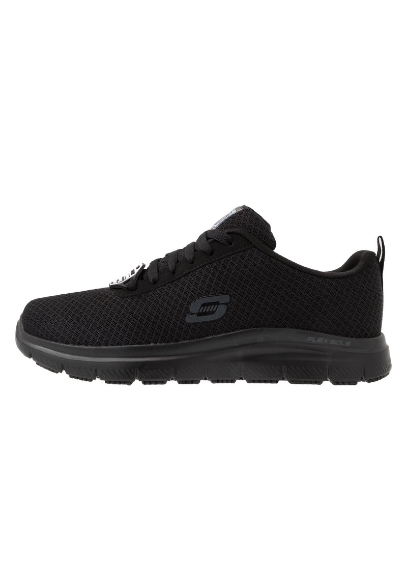 Chaussure de sport noire en mesh avec lacets, semelle rembourrée et languette au talon, avec un petit logo sur le côté et le texte "flex sole" sur la semelle.
