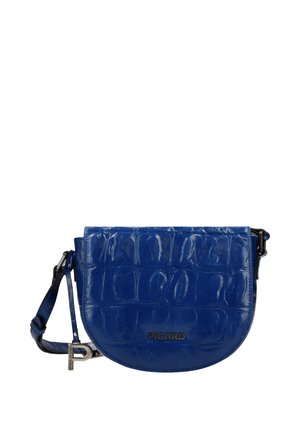 Sac bandoulière bleu avec texture crocodile, forme en demi-lune, sangle réglable et logo "PICARD" à l'avant.