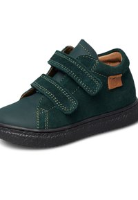 Tmavě zelená semišová dětská bota s dvěma suchými zipy, černou texturovanou podrážkou a hnědým koženým interiérem a štítkem s logem.