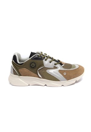 Sportowe sneakersy łączące oliwkową siateczkę i zamsz, z czarnymi i szarymi akcentami oraz masywną białą podeszwą.