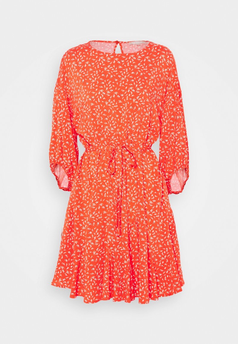 Robe orange vif longueur genou à motif floral blanc, manches longues, encolure ronde, ceinture à la taille et fermeture goutte d'eau boutonnée dans le dos.