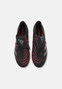 Zwarte sportschoenen met rode en grijze accenten, met een textuur bovenwerk, gemodelleerd ontwerp en tonale stiksels. Veters en een band voor een veilige pasvorm.