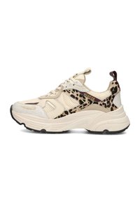 Beige sneaker met mesh en textuuraccenten in luipaardprint. Voorzien van een dikke witte zool en vetersluiting, met subtiele gouden branding.
