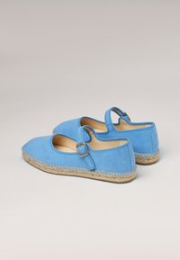 Espadrillas blu in suede con punta arrotondata, cinturino alla caviglia e suola in juta intrecciata, caratterizzate da una tomaia testurizzata e un dettaglio con fibbia.