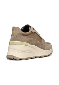 Sneakers da donna in suede e pelle color bronzo. Suola bianca spessa con accento verde chiaro. Punta rotonda, design con lacci, con marchio ben visibile sul tallone.