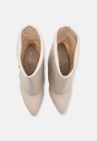Madden Girl ABILENE - Botine clasice - bone paris