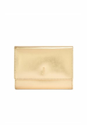 Kompaktowy portfel ze złotej metalicznej skóry z przeszywanymi krawędziami i małym wytłoczonym logo umieszczonym na środku przedniej klapki.